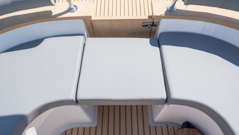 uploads_barcos_g28_accesorios_985x555_c_a7r4324