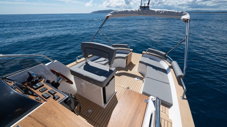 uploads_barcos_g28_exterior_985x555_c_a7r4230