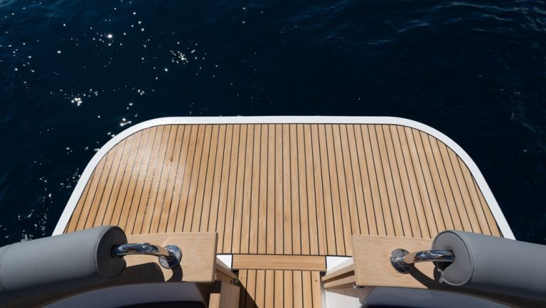 uploads_barcos_g28_exterior_985x555_c_a7r4236