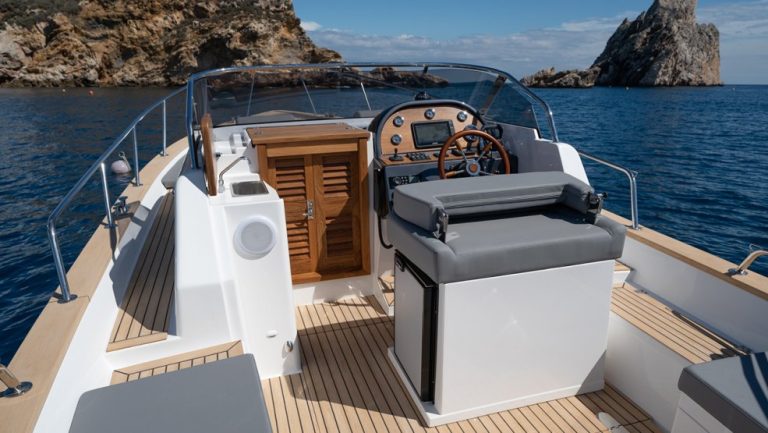 uploads_barcos_g28_exterior_985x555_c_a7r4256