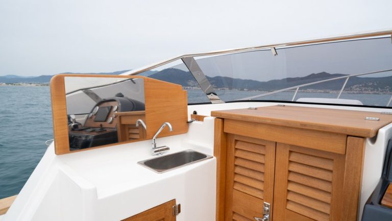 uploads_barcos_g28_exterior_985x555_c_a7r4895