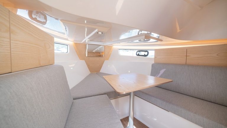 uploads_barcos_g28_interior_985x555_c_a7r4316