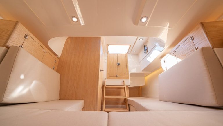 uploads_barcos_g28_interior_985x555_c_a7r5478