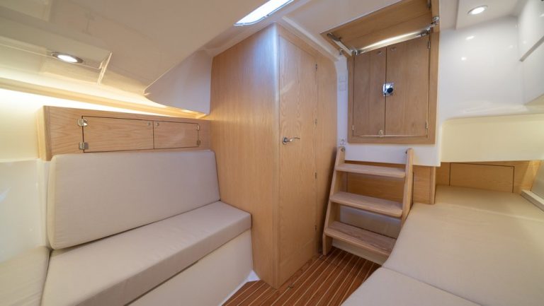 uploads_barcos_g28_interior_985x555_c_a7r5529