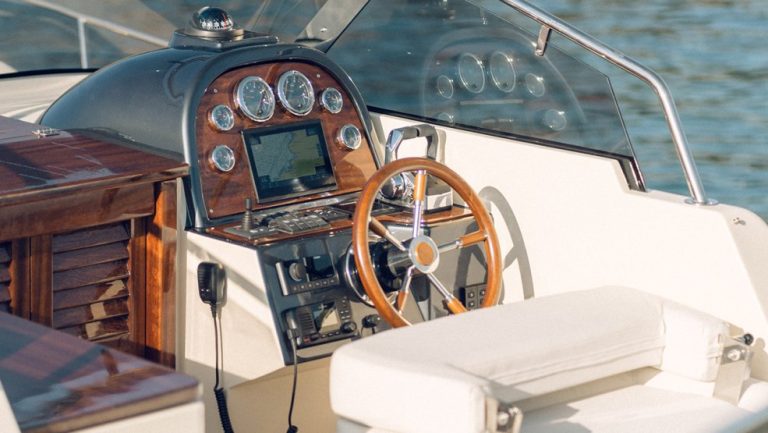 uploads_barcos_g30_equipamiento_985x555_c_img-6283