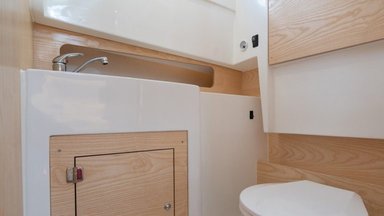 uploads_barcos_g30_interior_985x555_c_a7r4307-1