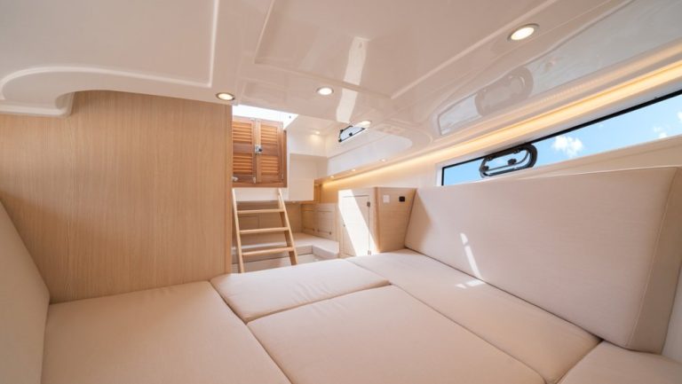uploads_barcos_g30_interior_985x555_c_a7r9674-edit