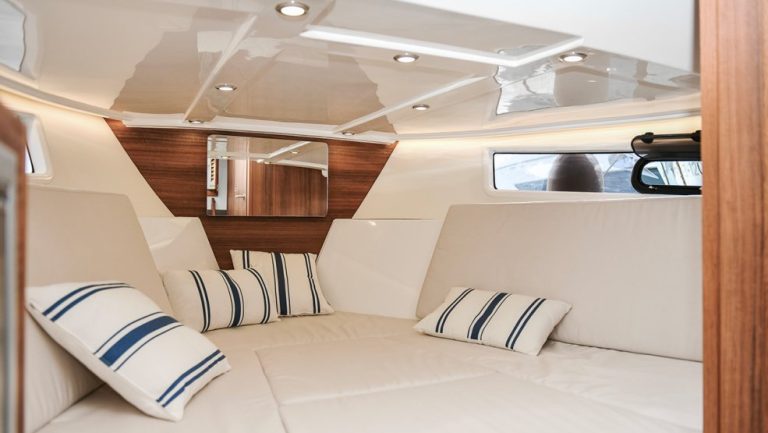 uploads_barcos_g30_interior_985x555_c_dsc-5655