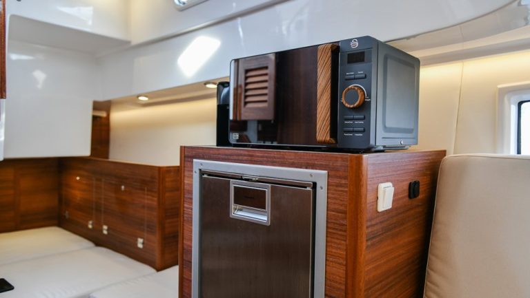uploads_barcos_g30_interior_985x555_c_dsc-5663