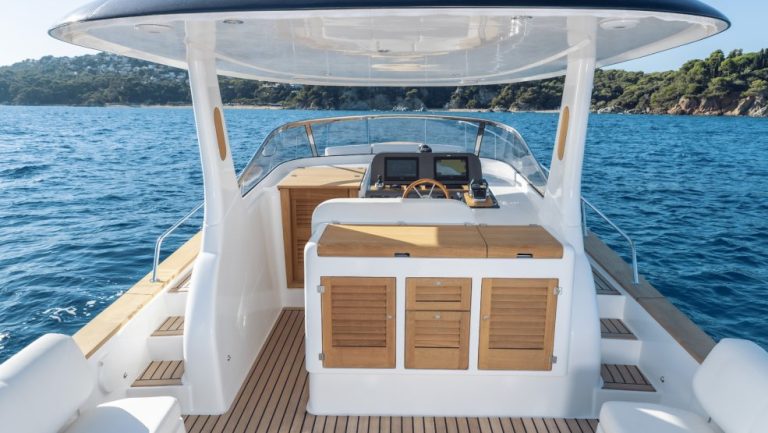 uploads_barcos_g38_exterior_985x555_c_dsc4081