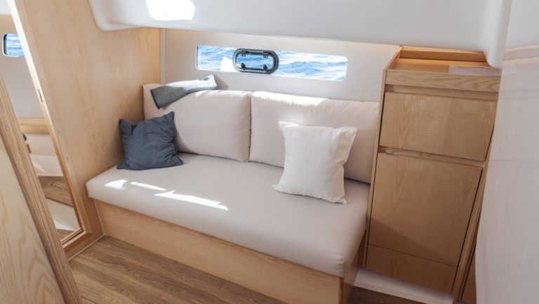 uploads_barcos_g38_interior_985x555_c_dsc3833