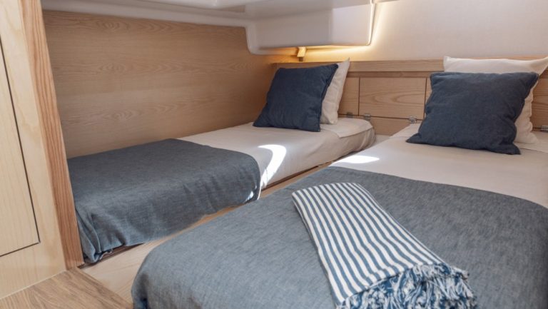uploads_barcos_g38_interior_985x555_c_dsc3931