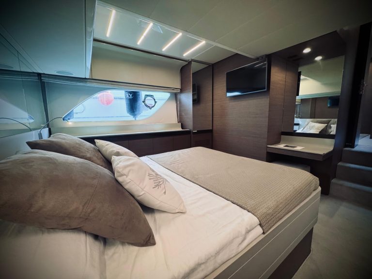 2016-ferretti-550-power-9836707-20250612080220618-1_XLARGE