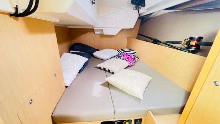 beneteau-oceanis-38-26_1755605876965