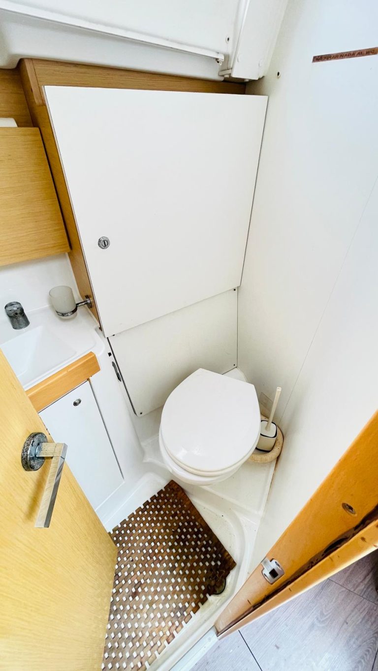 beneteau-oceanis-38-29_1755605877387