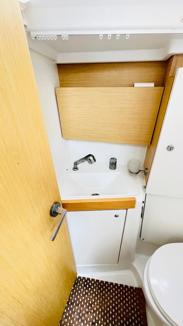 beneteau-oceanis-38-30_1755605877536