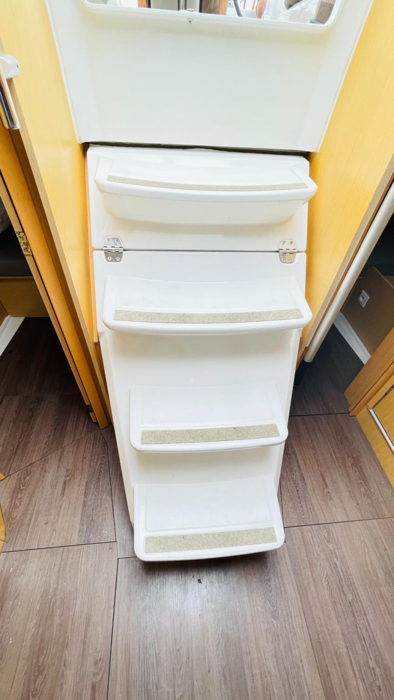 beneteau-oceanis-38-35_1755605878248