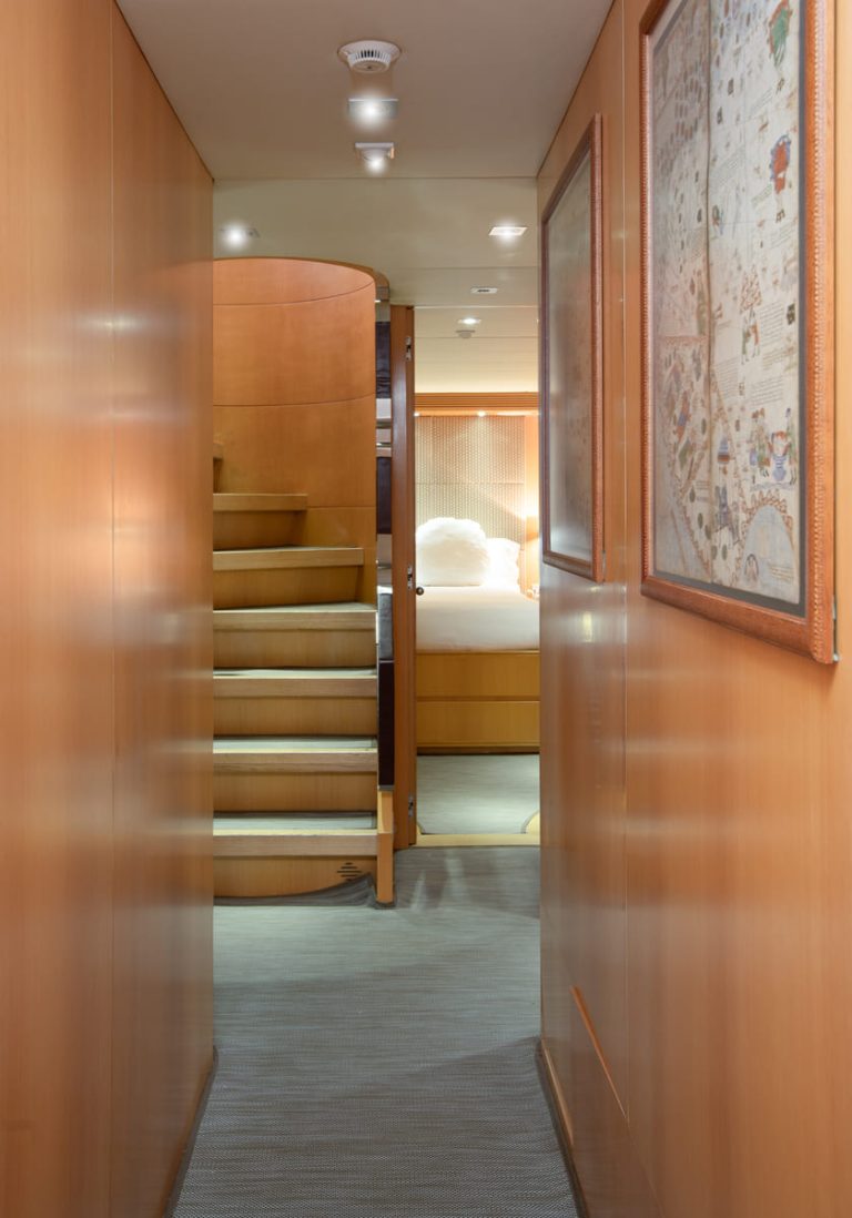 maiora-31dp-motor-yacht-corridor-0254