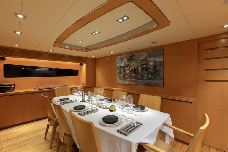maiora-31dp-motor-yacht-dining-0359