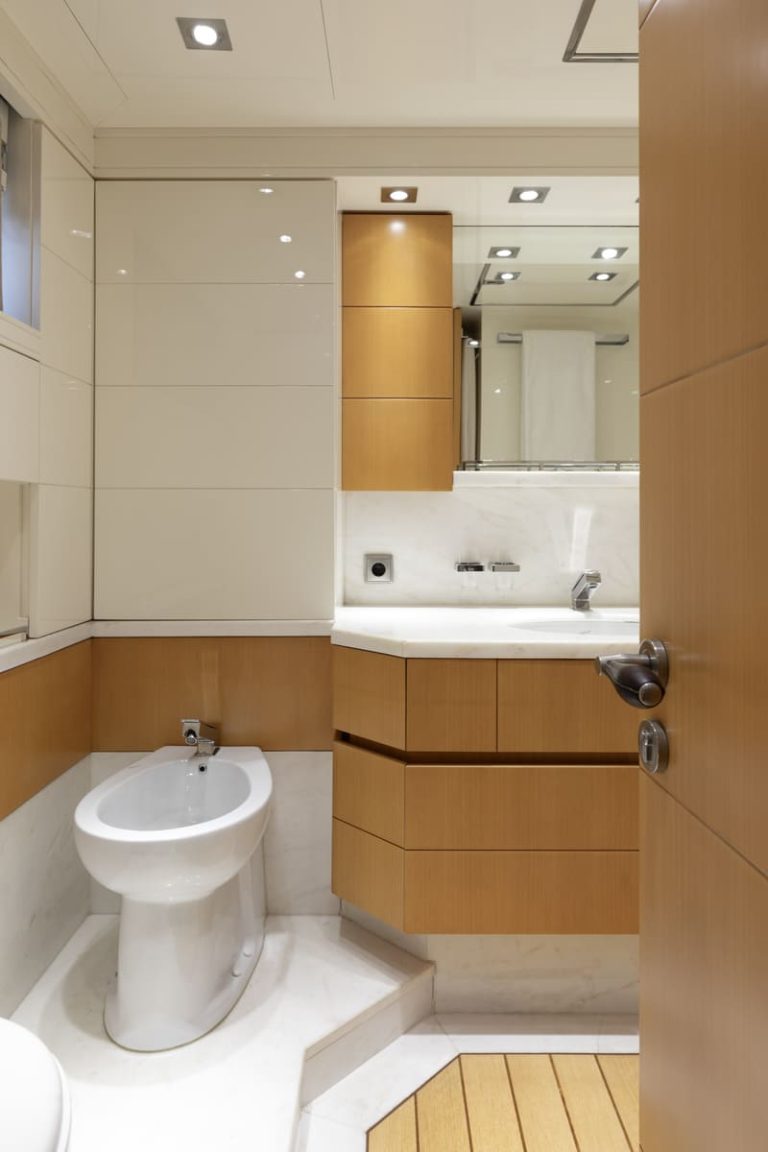 maiora-31dp-motor-yacht-master-cabin-0238