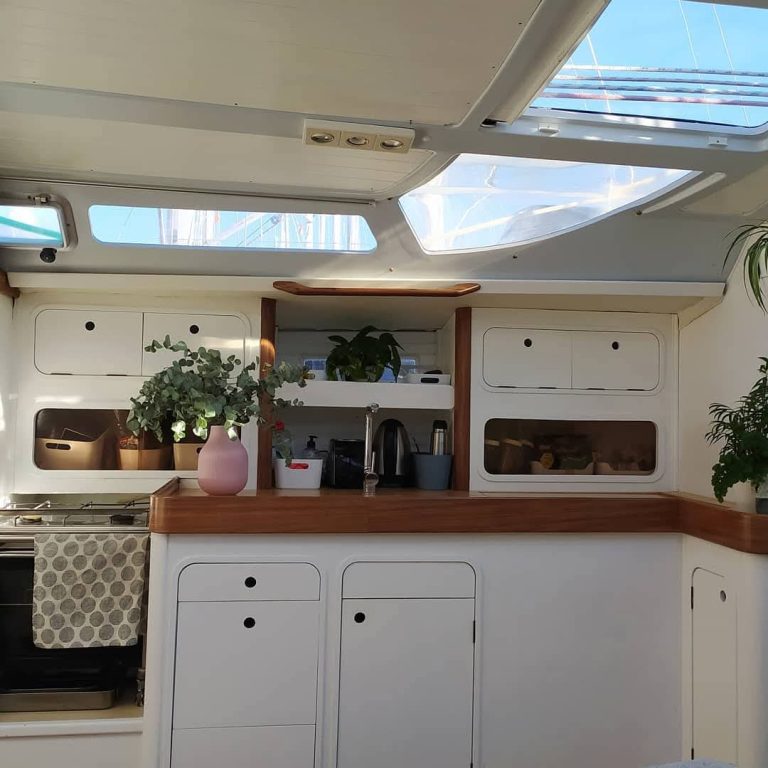 beneteau-oceanis-430-11_1763549381547