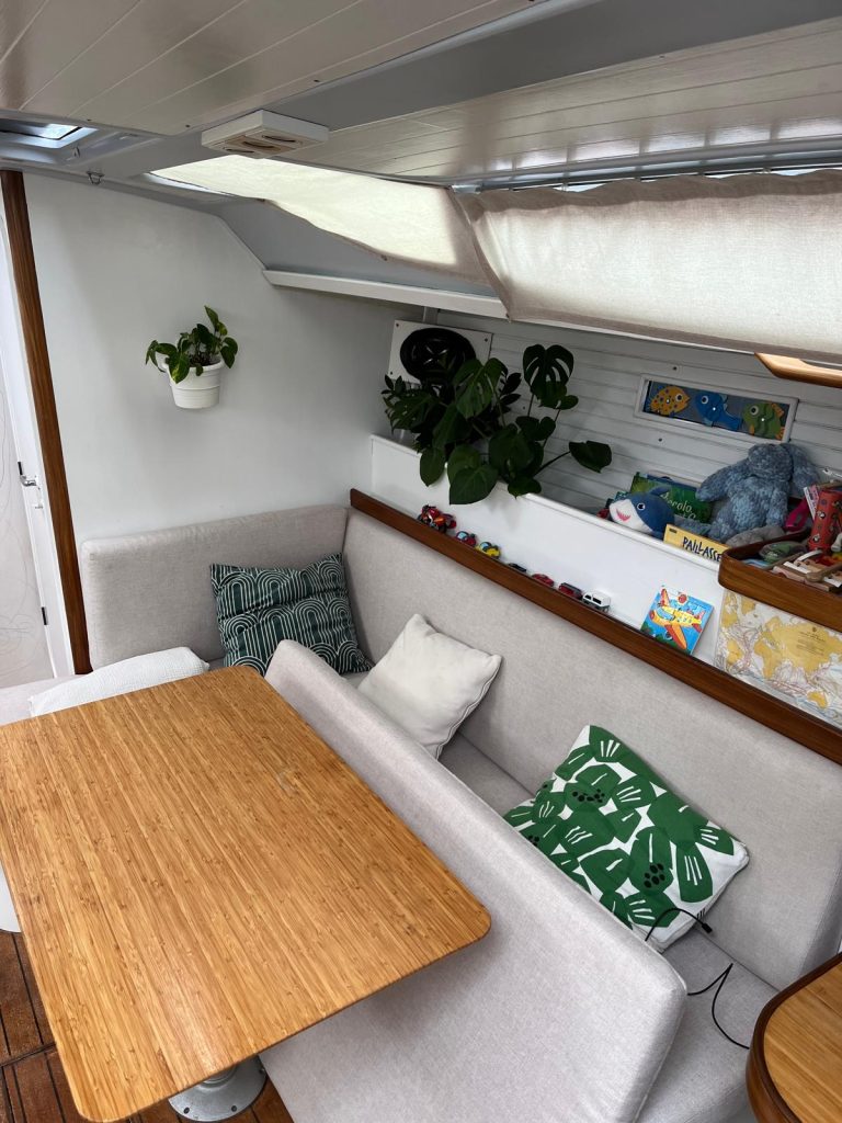 beneteau-oceanis-430-20_1763549383050
