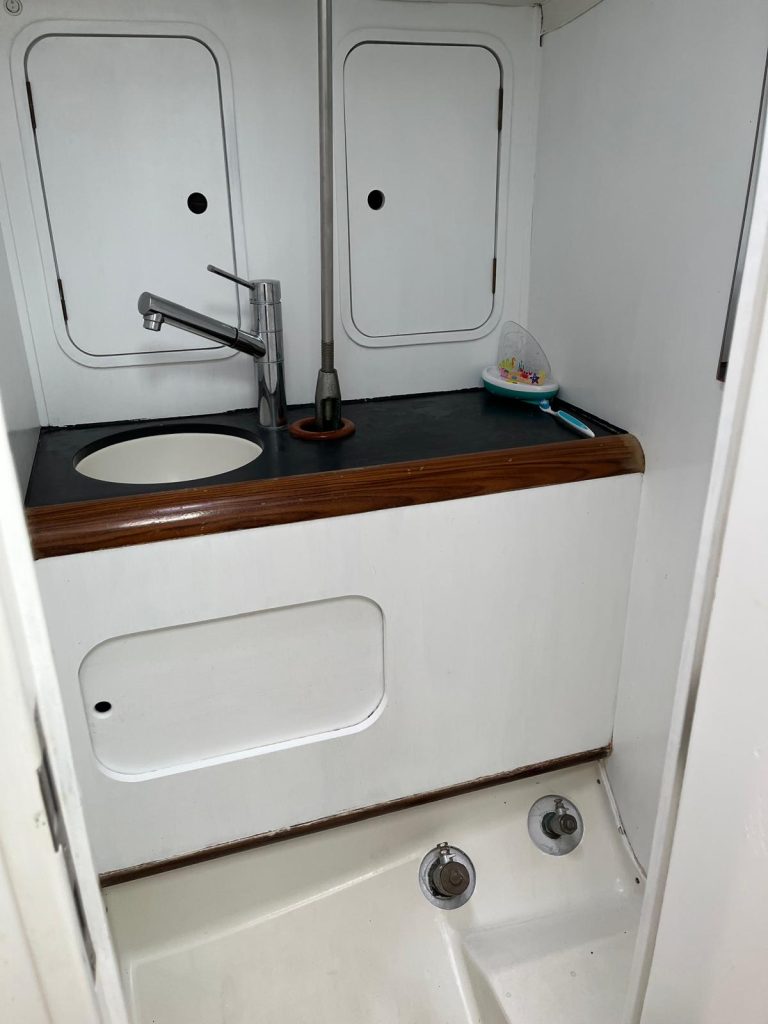 beneteau-oceanis-430-25_1763549383879