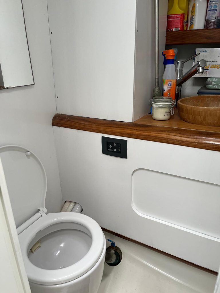 beneteau-oceanis-430-26_1763549384054