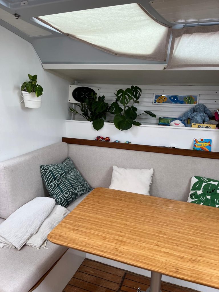 beneteau-oceanis-430-28_1763549384390