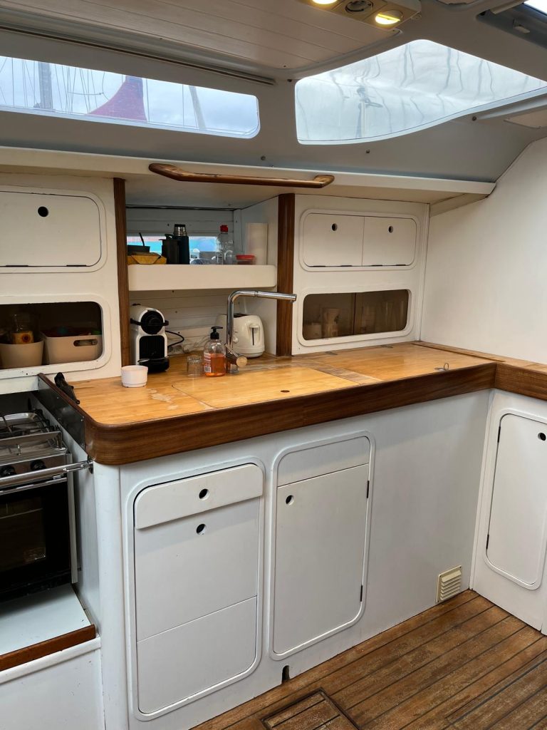 beneteau-oceanis-430-32_1763549385074