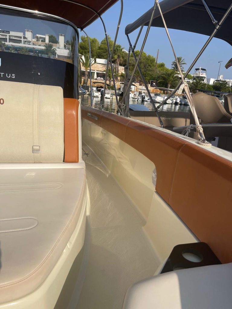 invictus-yacht-270-10_1756139944768