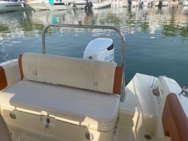 invictus-yacht-270-12_1756139945015