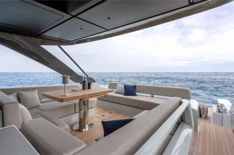 bluegame-yacht-bg54-dining-area