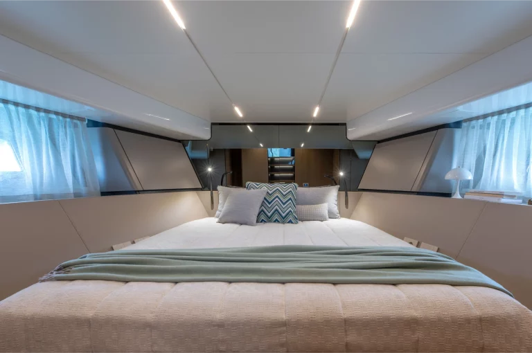 bluegame-yacht-bg54-guest-cabin