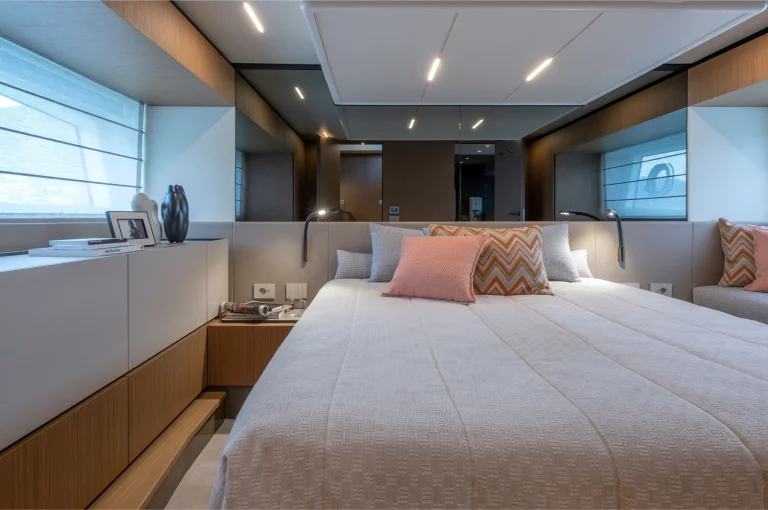 bluegame-yacht-bg54-owner-cabin
