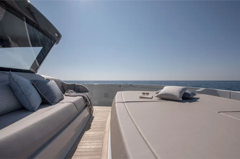 bluegame-yacht-bg54-relax-area