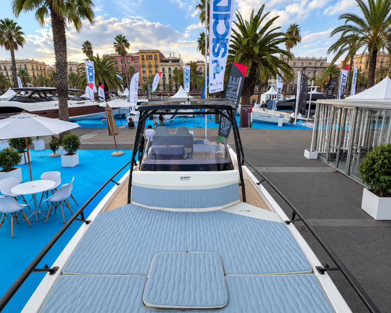 AS_MARINE_29_GLC_Catalogo_23_Embarcacion_de_consola_central_en_salon_nautico_5_Horizontal