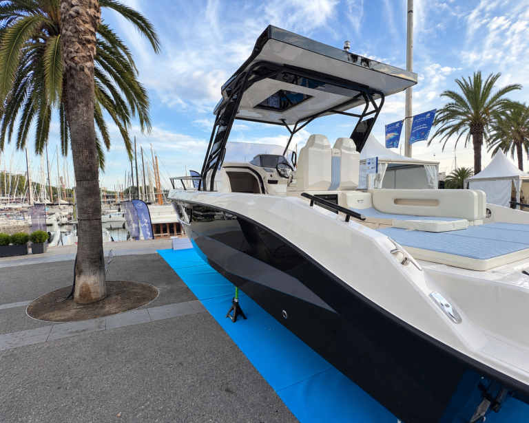 AS_MARINE_29_GLC_Catalogo_27_Lancha_brillante_en_feria_nautica_2_Horizontal